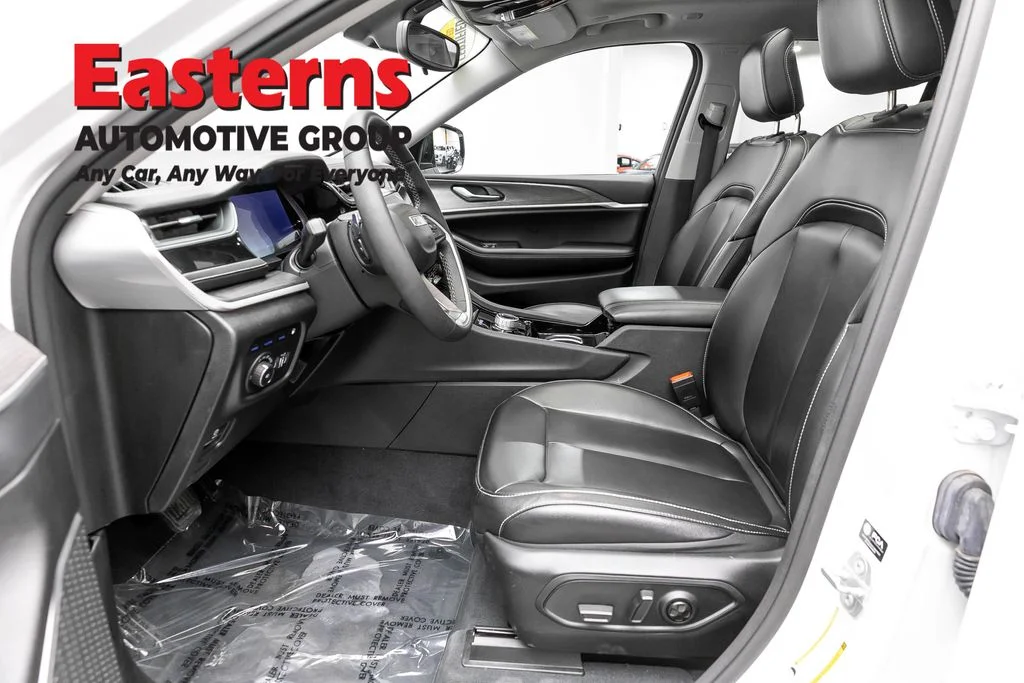 Used 2023 White Jeep 4xe image 10