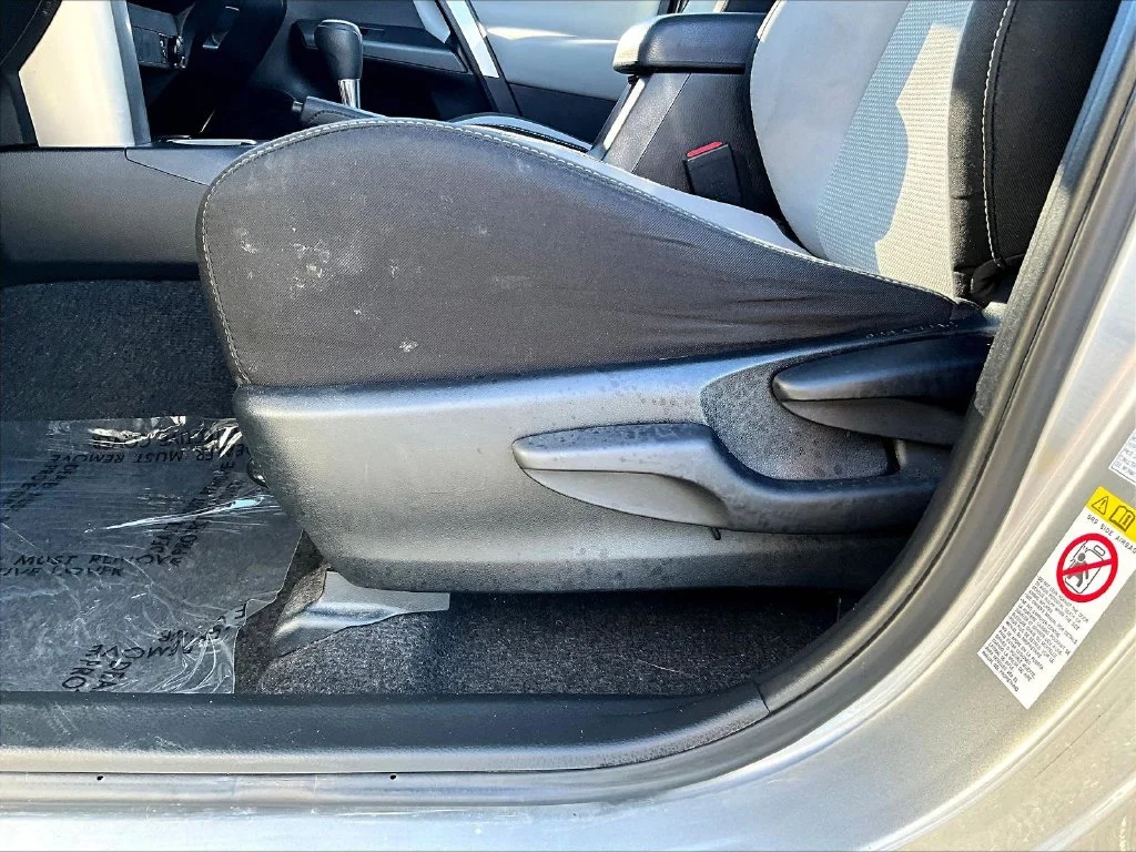 Used 2018 Silver Toyota XLE image 37