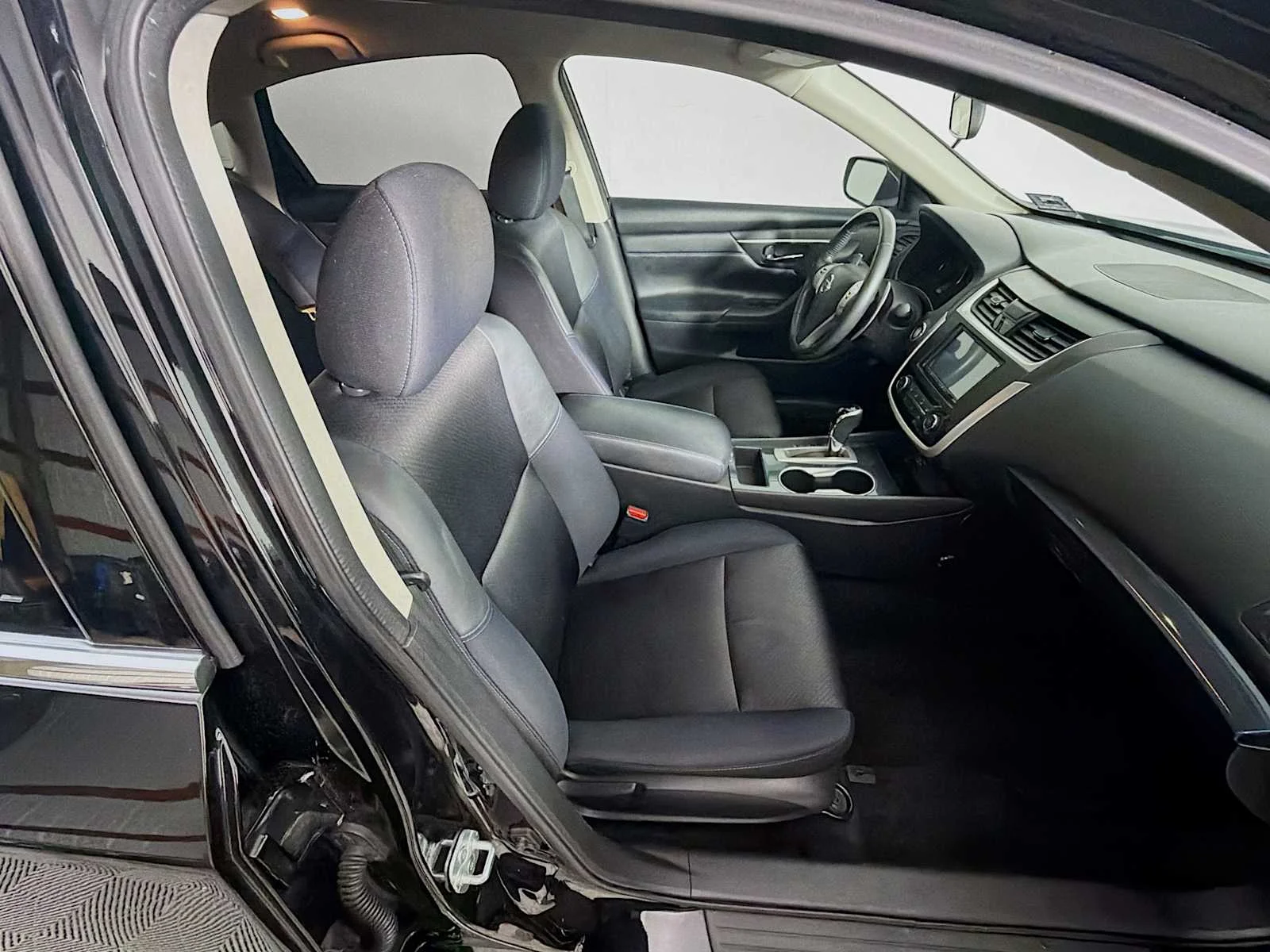 Used 2018 Super Black Nissan 2.5 SR image 24