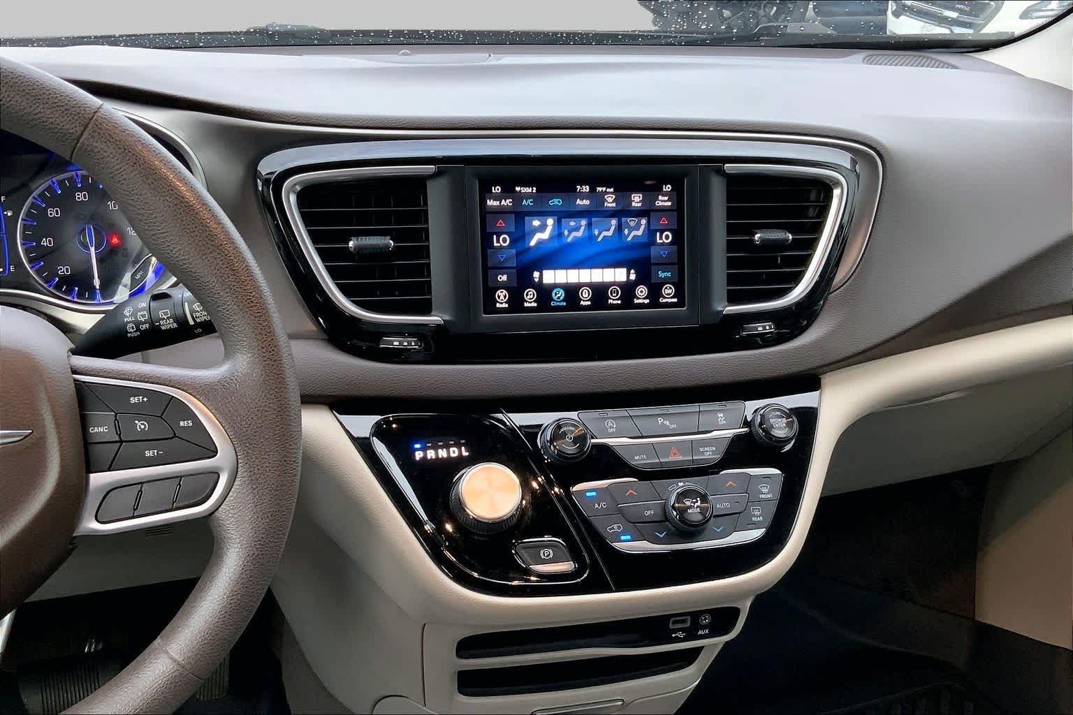 Used 2018 Molten Silver Chrysler Touring Plus image 7
