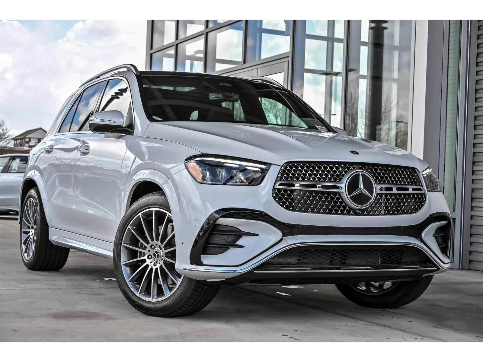 New 2026 MANUFAKTUR Moonlight White Metallic Mercedes-Benz GLE 350 image 1