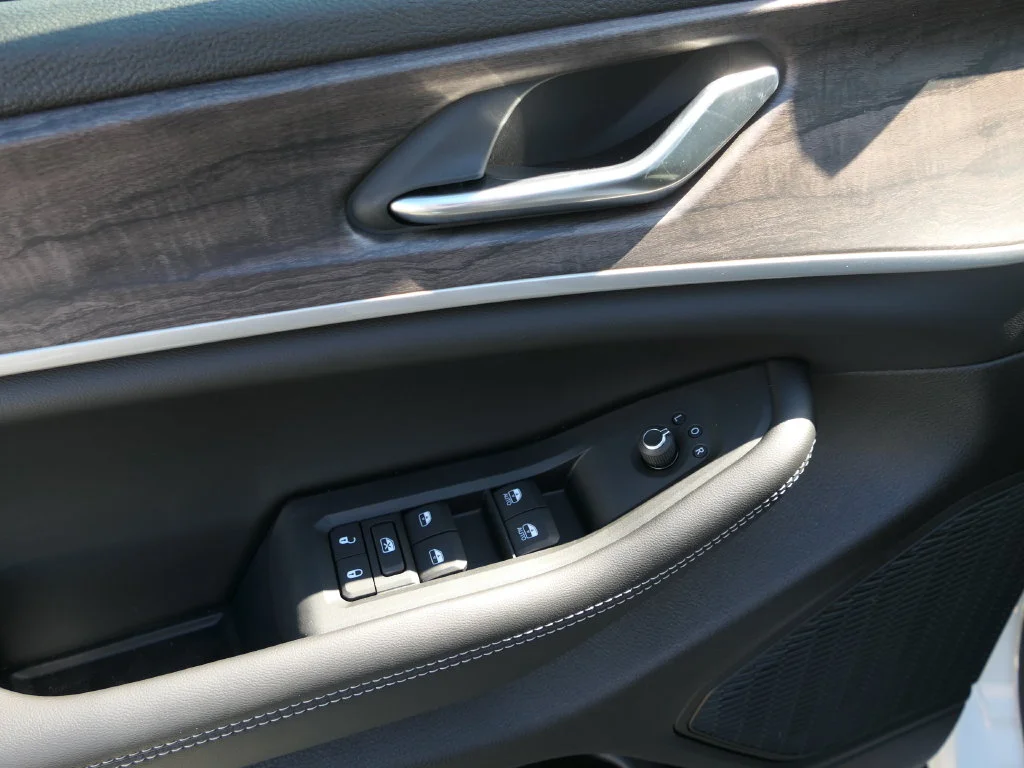 New 2027 White Jeep Laredo Altitude image 10