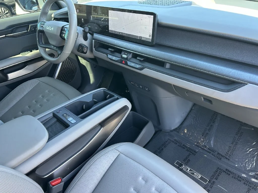 Used 2024 Ivory Kia Wind image 8