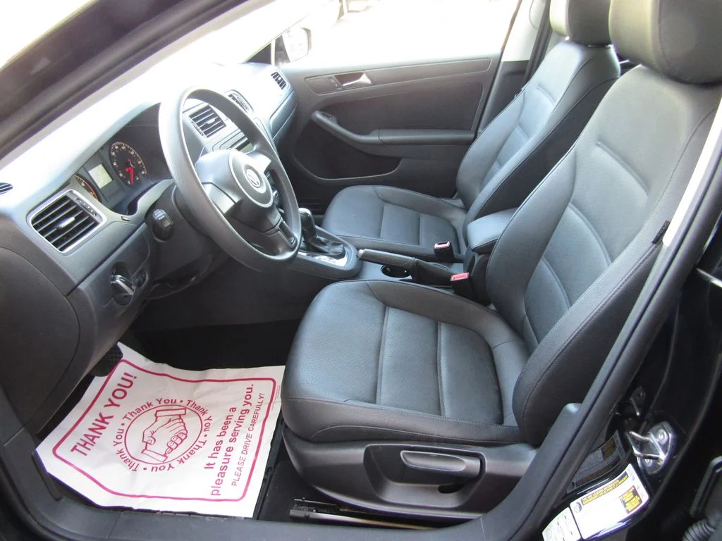 Used 2011  Volkswagen 2.5L SE image 13