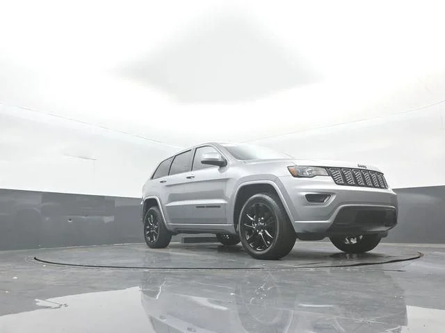 Used 2020 Silver Jeep Altitude image 36