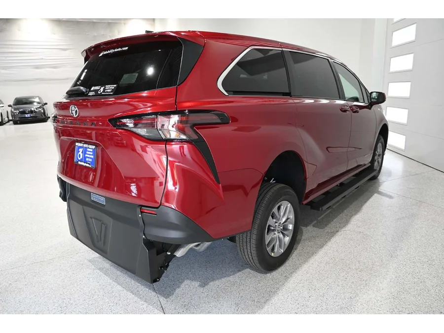 2026 Toyota Sienna LE - Photo 6