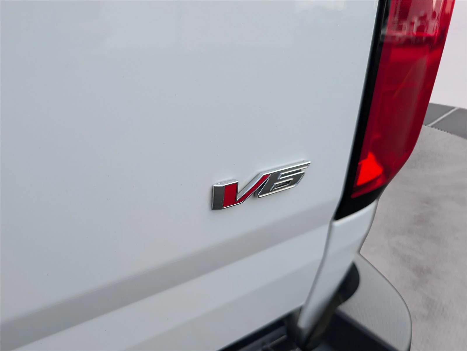Used 2022 Summit White Chevrolet Z71 image 40