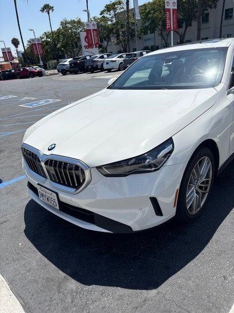 Used 2024 Alpine White BMW 530i image 4