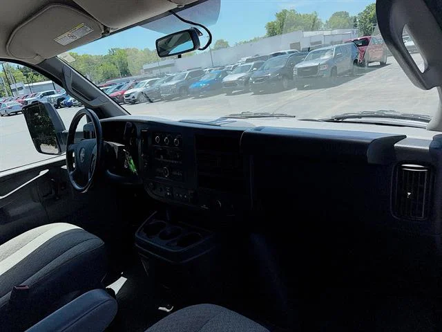Used 2022 Summit White GMC Gas image 23