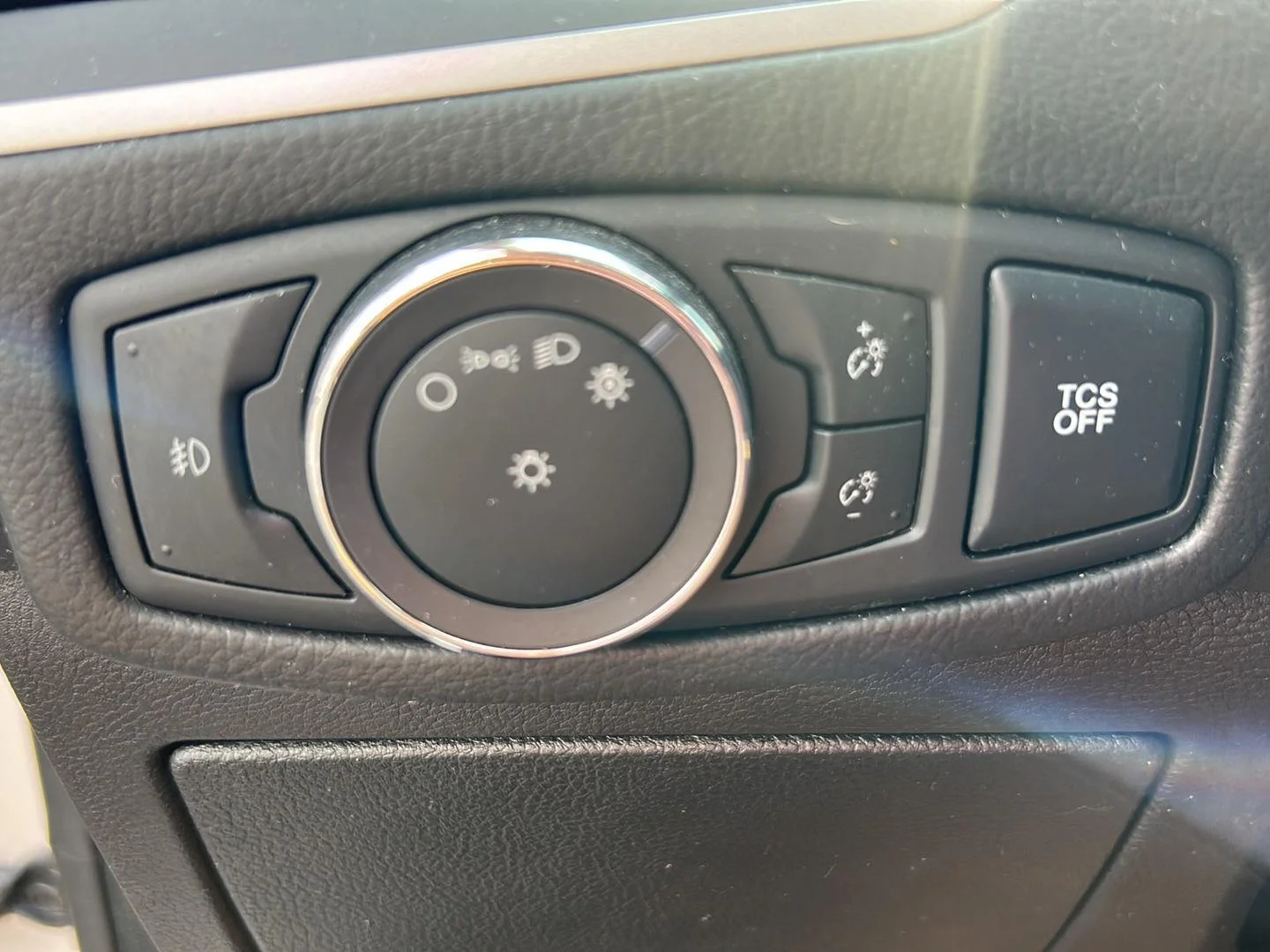 Used 2019 White Platinum Metallic Tri-Coat Ford SEL image 17