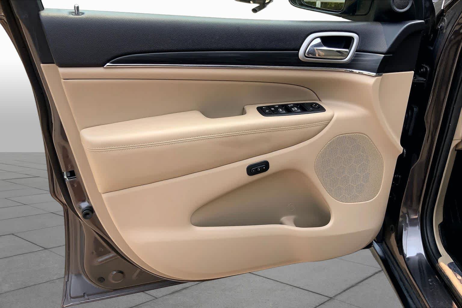 Used 2020 Granite Crystal Metallic Clearcoat Jeep Limited image 22