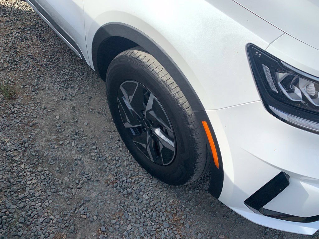 Used 2023 White Kia EX image 5