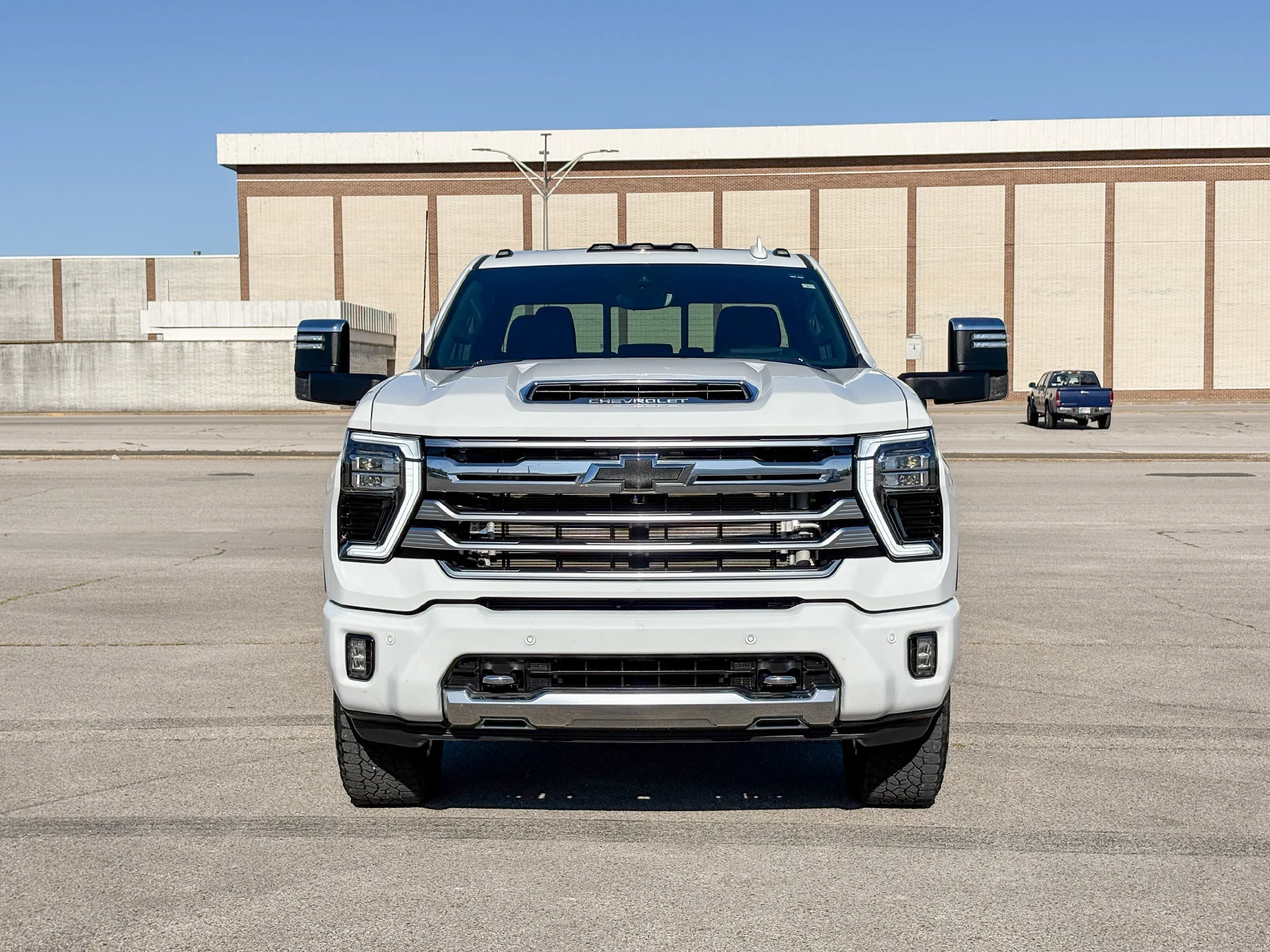 Used 2024 White Chevrolet High Country image 3