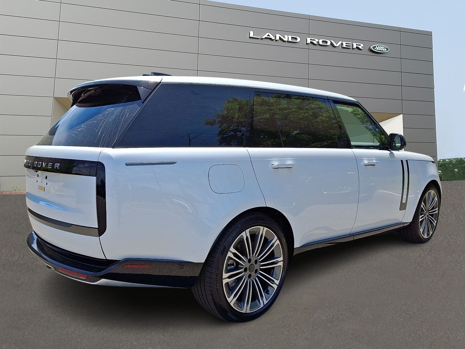 New 2026 Ostuni Pearl White Land Rover P530 SE 7 Seat image 2