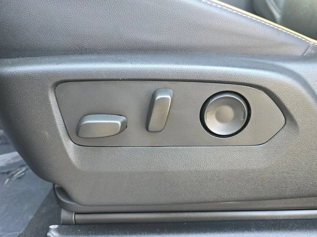 2022 GMC Yukon AT4 - Photo 18