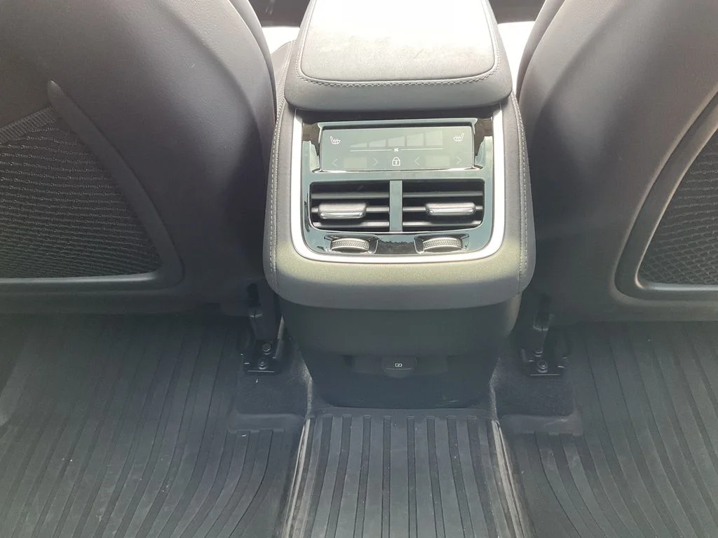 New 2026 White Volvo B6 Plus 7-Seater image 17