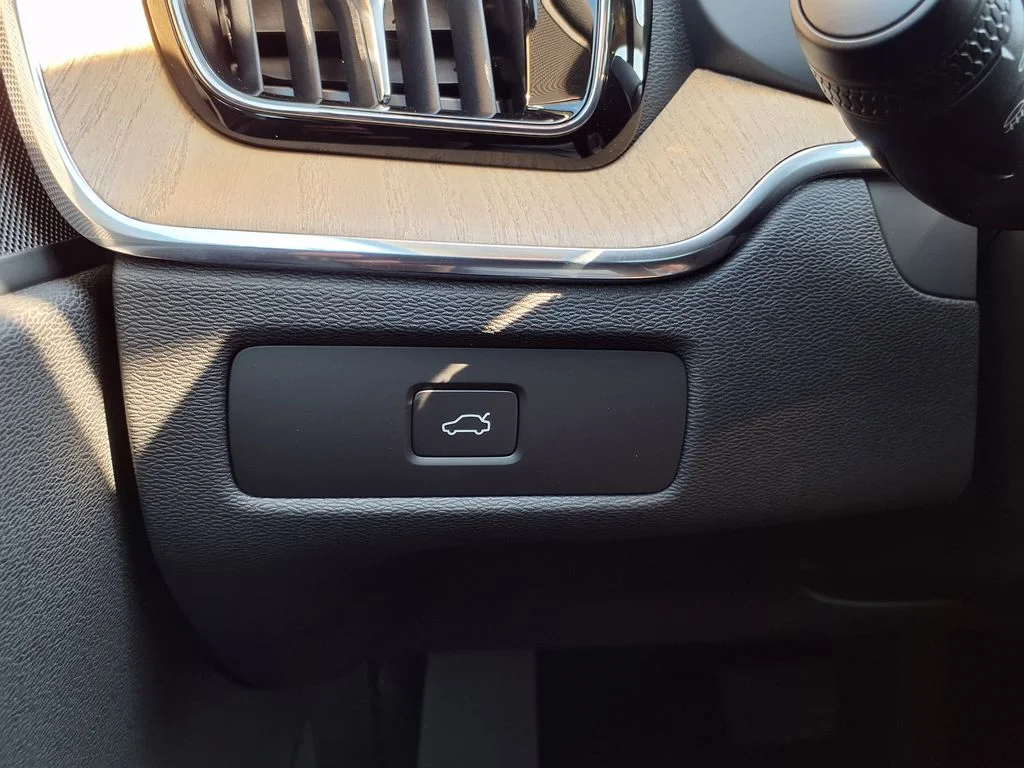 New 2026 Aurora Silver Volvo Plus image 31
