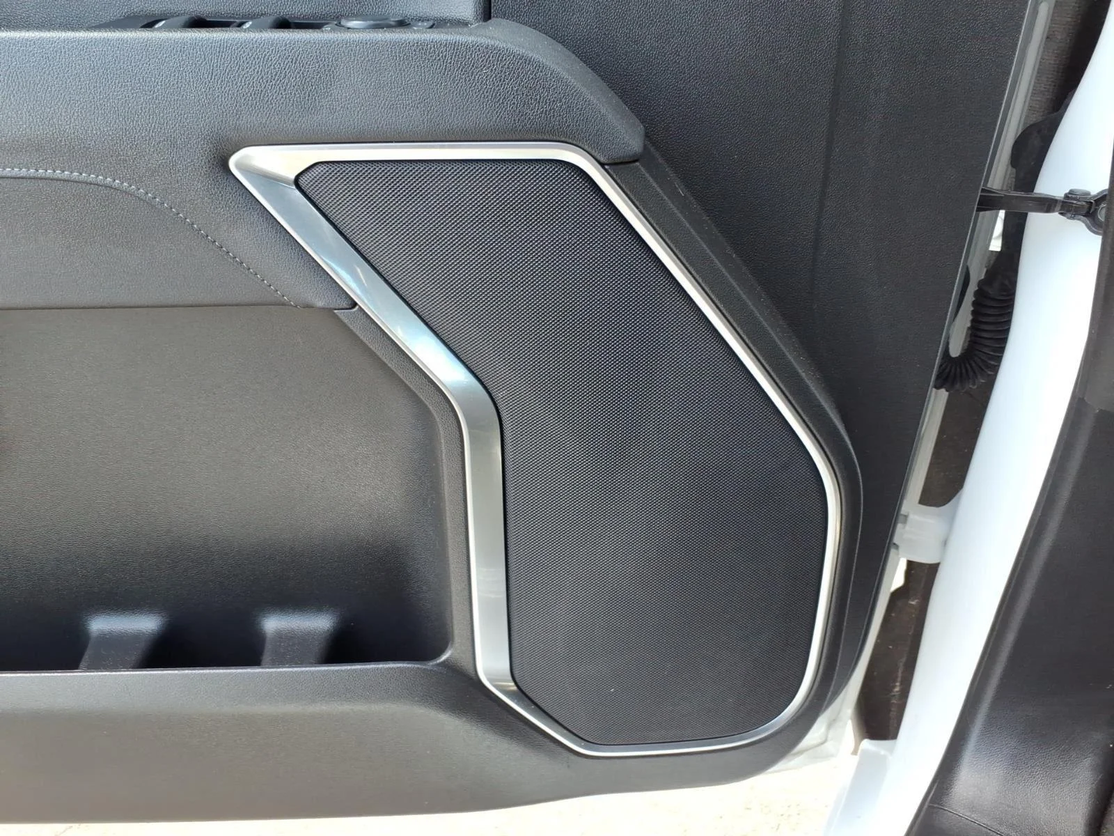 Used 2025 Summit White GMC SLT image 6