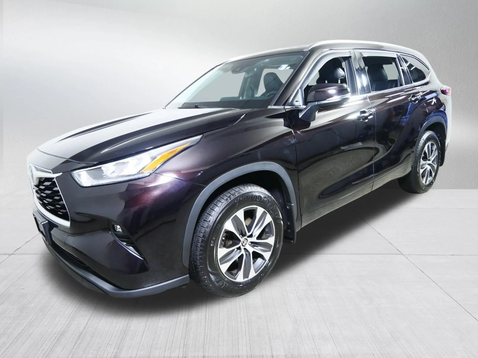 Used 2020 Opulent Amber Toyota XLE image 3