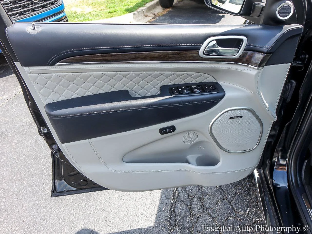 Used 2020 Diamond Black Crystal Pearlcoat Jeep Summit image 19