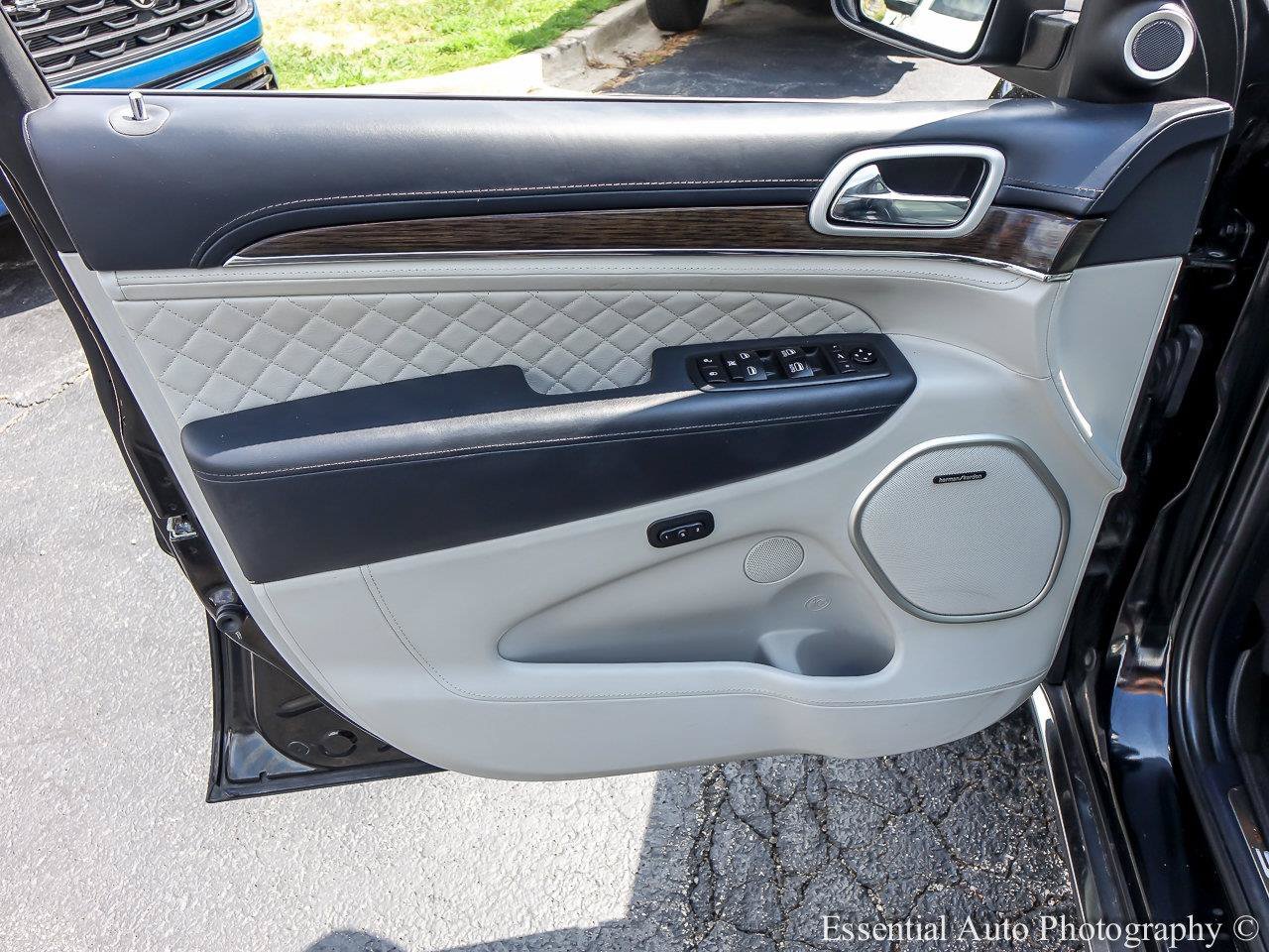 Used 2020 Diamond Black Crystal Pearlcoat Jeep Summit image 20