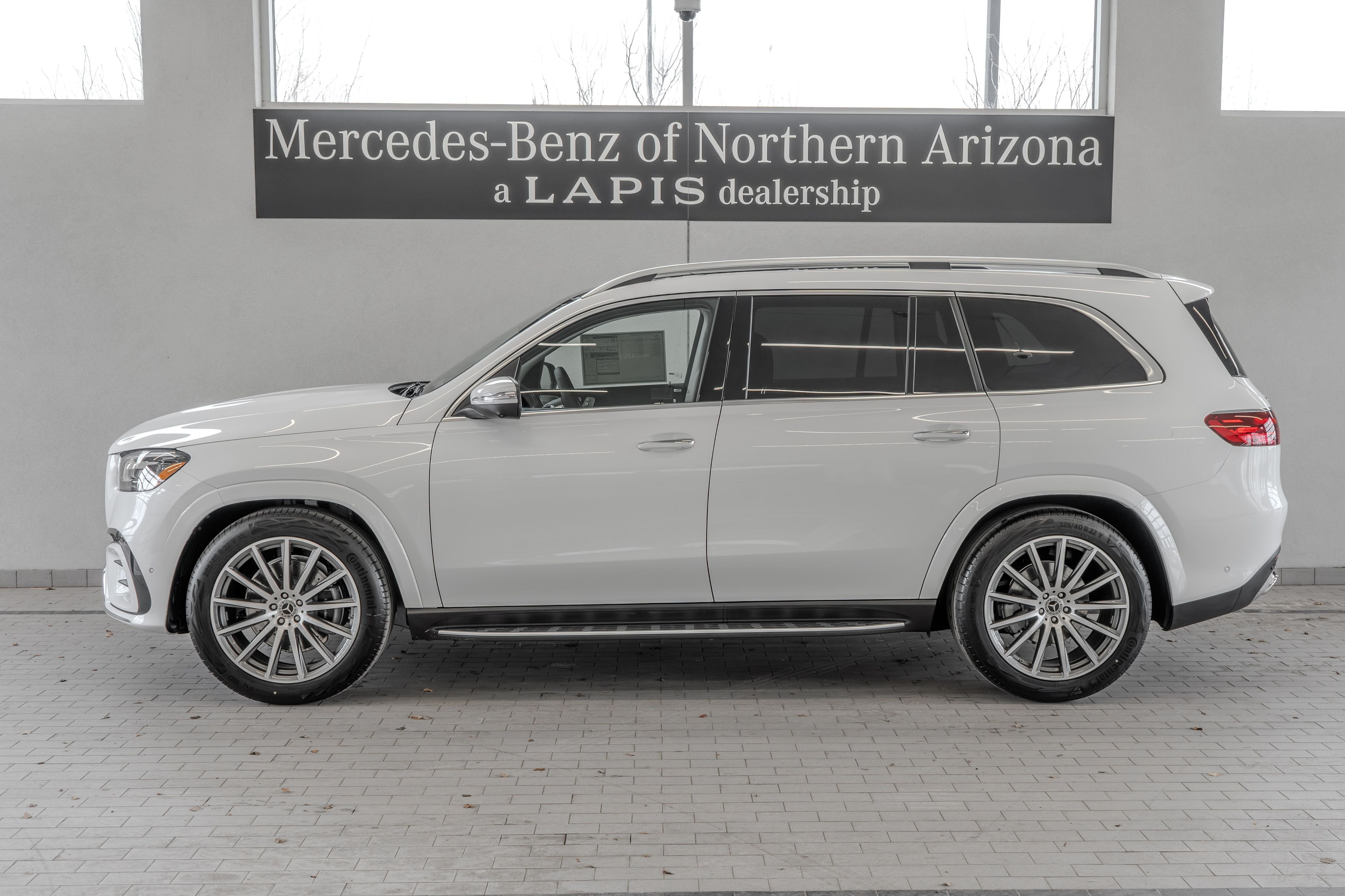 New 2026 MANUFAKTUR Moonlight White Metallic Mercedes-Benz GLS 450 image 2