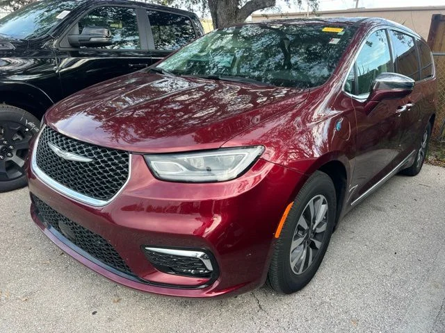 Used 2022 Red Chrysler Limited image 1