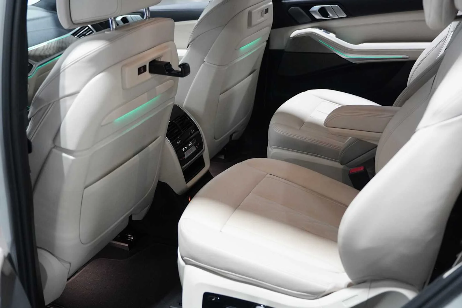 Used 2022 Mineral White Metallic BMW M50i image 24