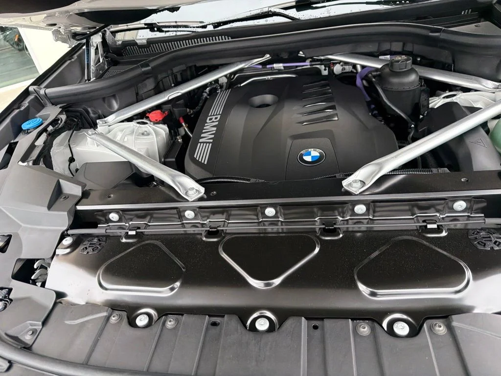 New 2026 Alpine White BMW sDrive40i image 13