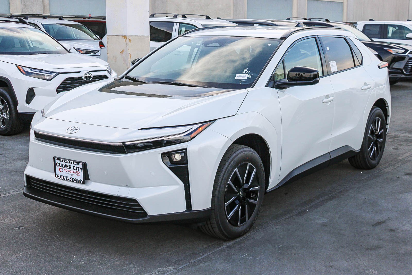 New 2026 Wind Chill Pearl <sup>1</sup> Toyota  XLE image 3