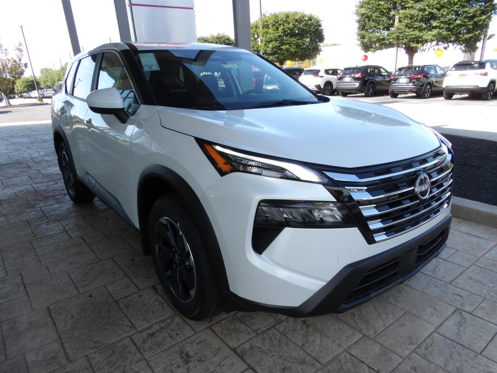 New 2026 Everest White Pearl TriCoat Nissan SV image 3