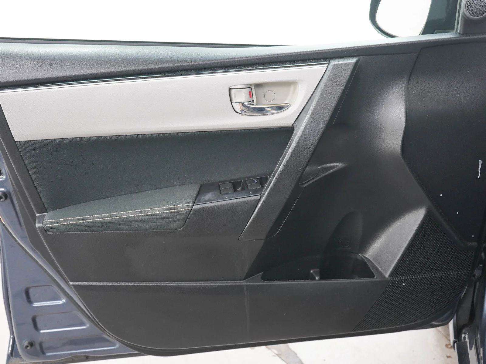 Used 2017  Toyota LE image 18