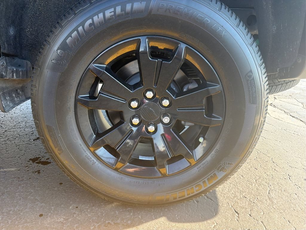 Used 2022 Black Chevrolet Z71 image 23