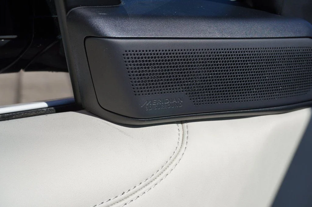 New 2026 Ostuni Pearl White Land Rover SE image 12