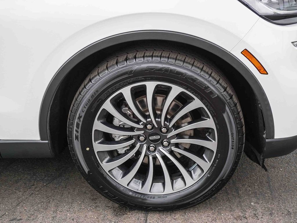 Used 2022 White Lincoln Standard image 9