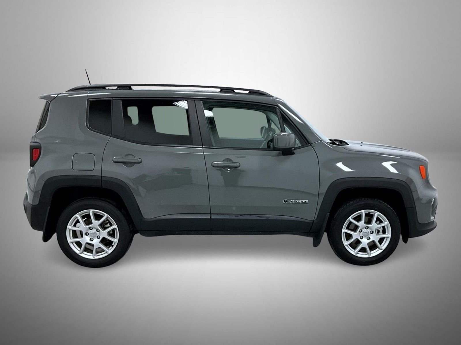 Used 2021 Gray Jeep Latitude image 4