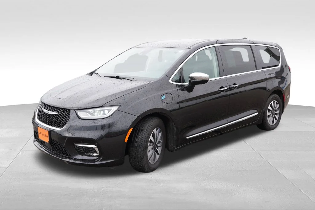 Used 2023 Brilliant Black Crystal Pearlcoat Chrysler Limited image 11