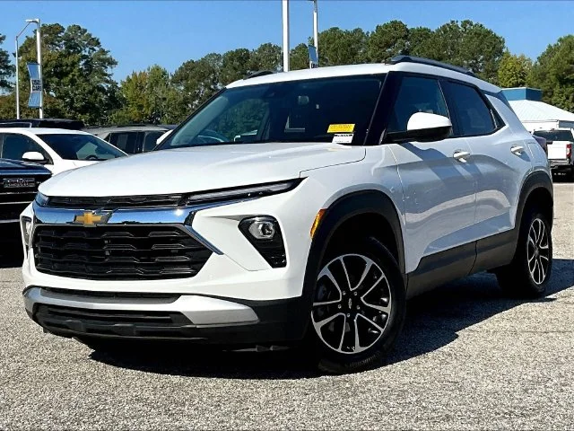 Used 2025 White Chevrolet LT image 3