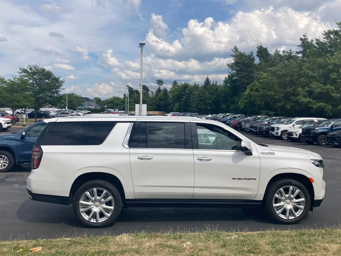 Used 2023 IRIDESCENT PEARL TRICOAT Chevrolet High Country image 8