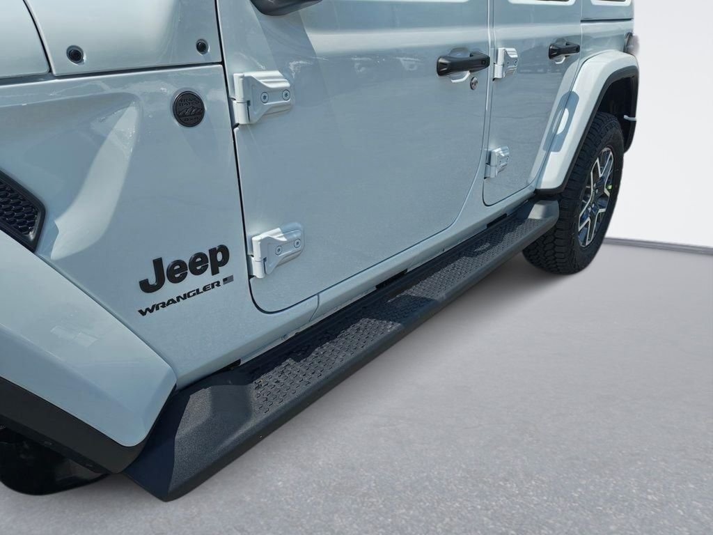 New 2026 Bright White Clear-Coat Exterior Paint Jeep Sahara image 14