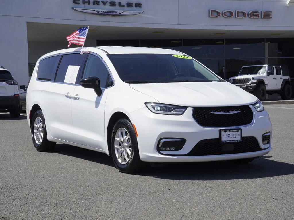 2024 Chrysler Pacifica Touring L's photo