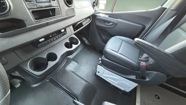 Used 2025  Mercedes-Benz NA image 15