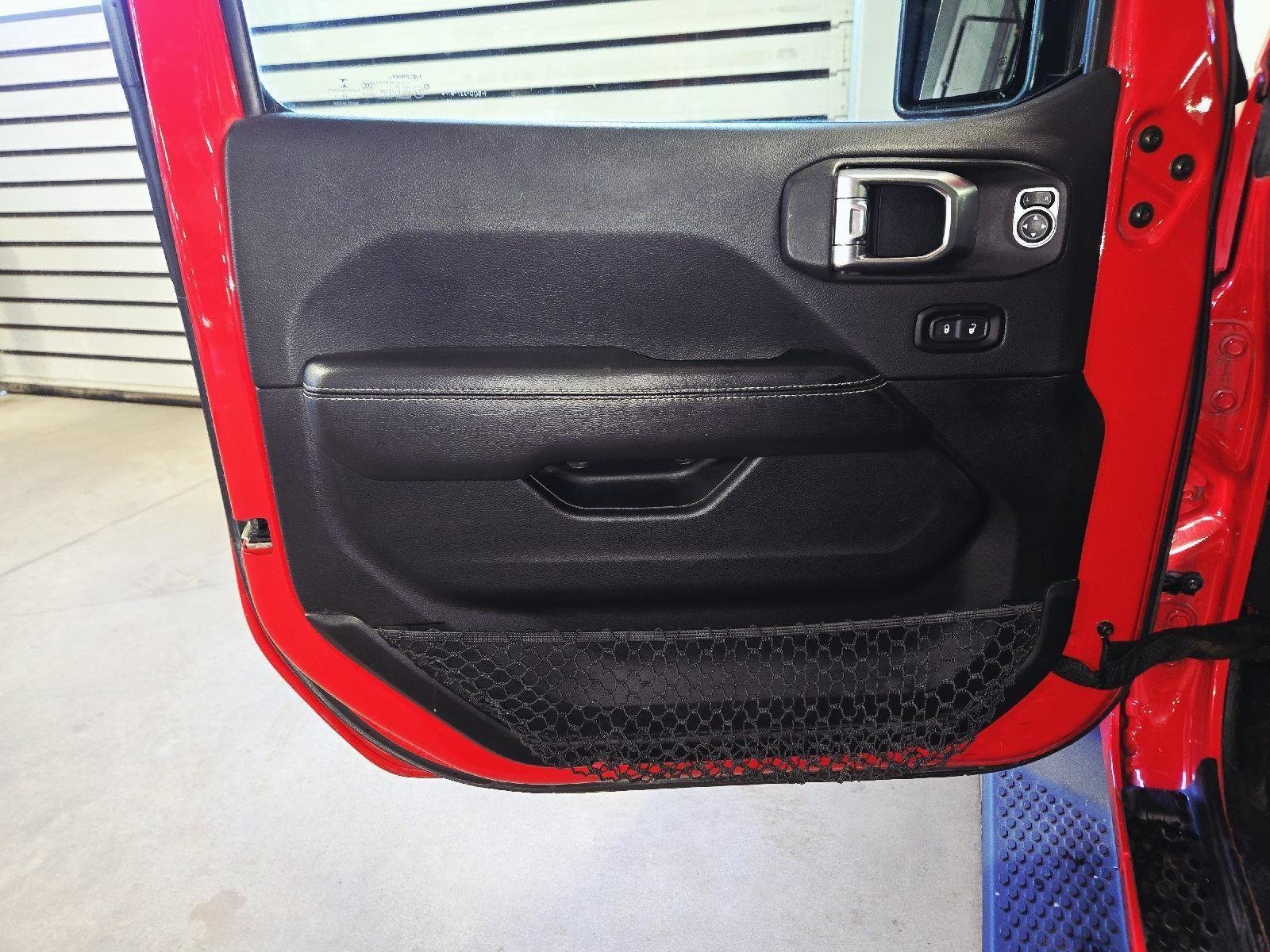 Used 2020 RED JEEP SAHARA image 16