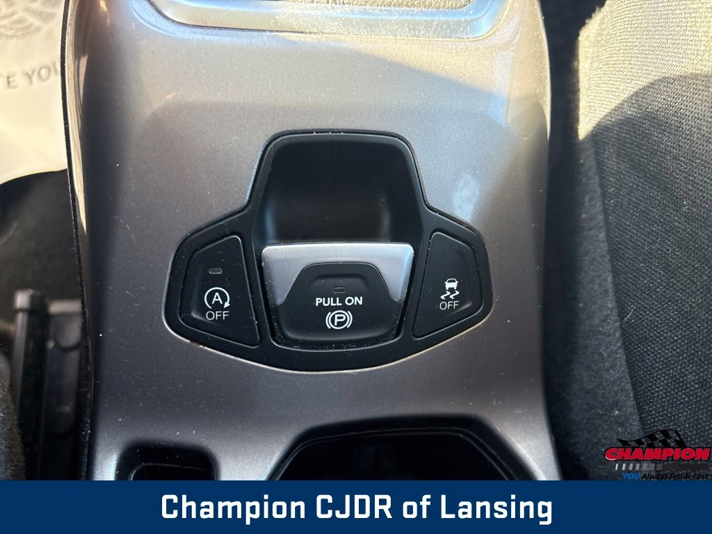 Used 2022  Jeep Latitude image 35