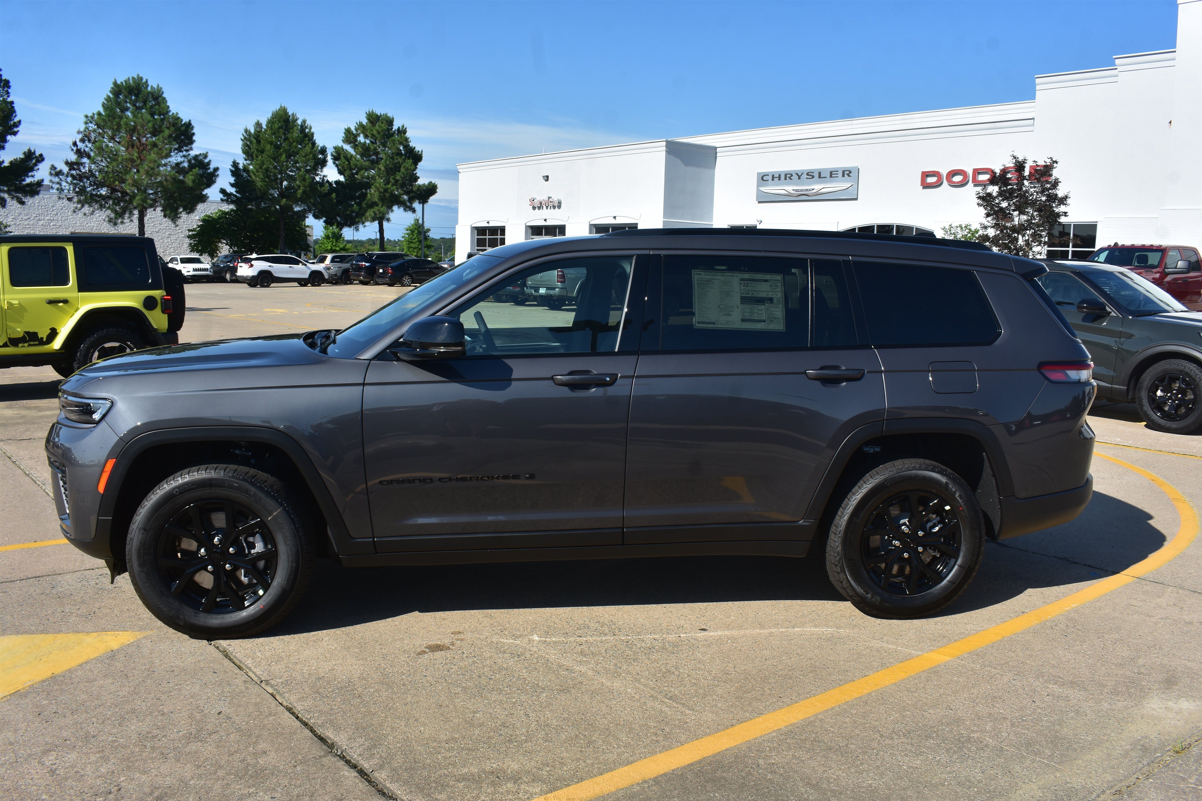 New 2026 Baltic Gray Metallic Clear-Coat Exterior Paint Jeep Laredo Altitude image 9