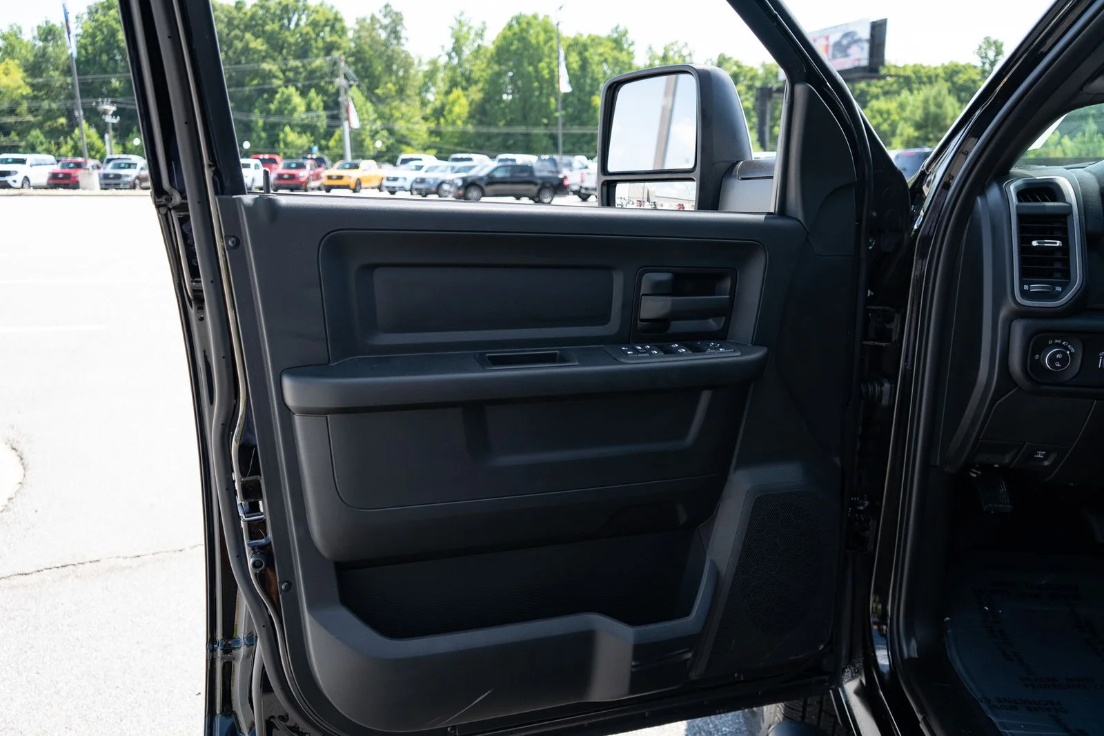 New 2026 Diamond Black Crystal Pearl-Coat Exterior Paint RAM Tradesman image 16