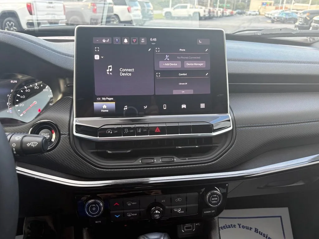 Used 2025 White Jeep Latitude image 15