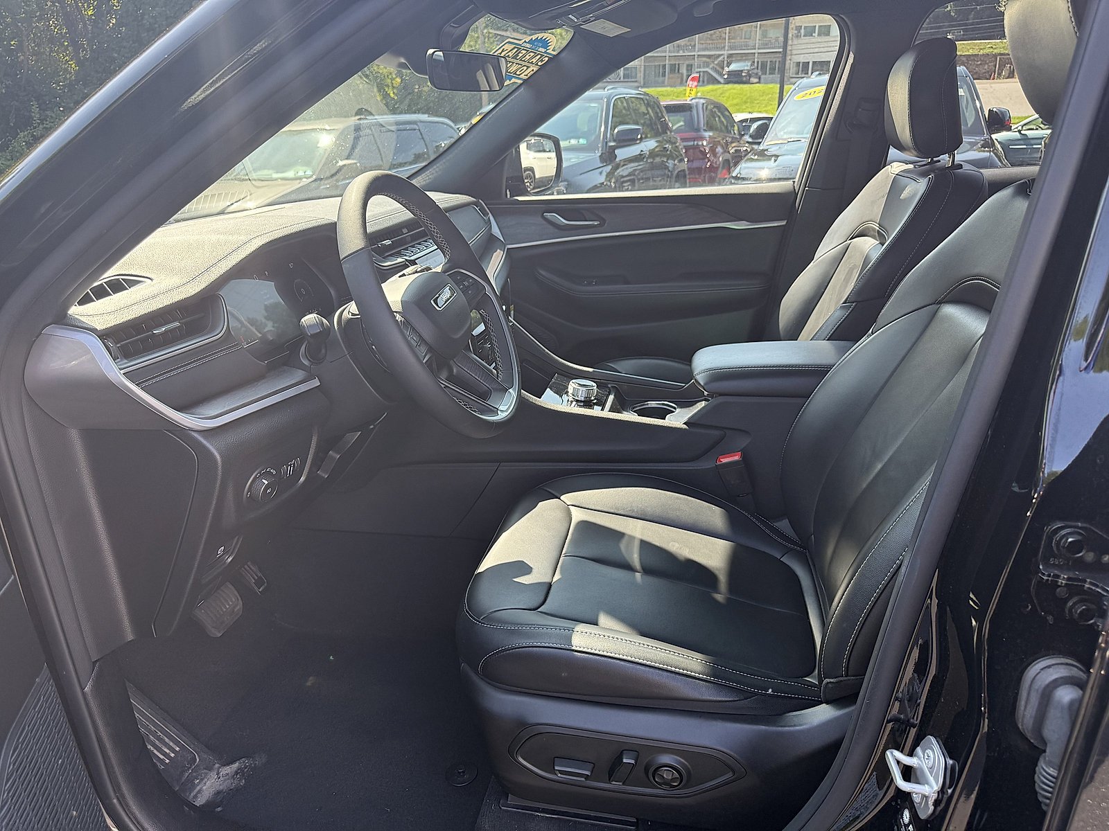 Used 2025 Diamond Black Crystal Pearlcoat Jeep Limited image 6