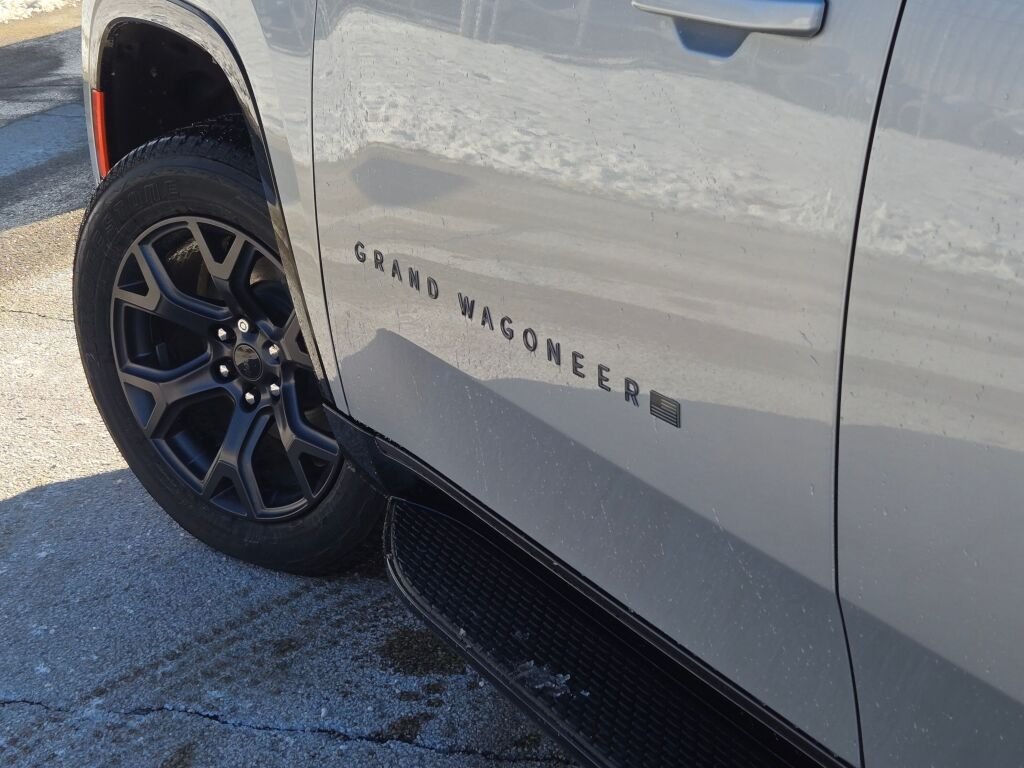 New 2026 Silver-Zynith Exterior Paint Jeep Limited Altitude image 20