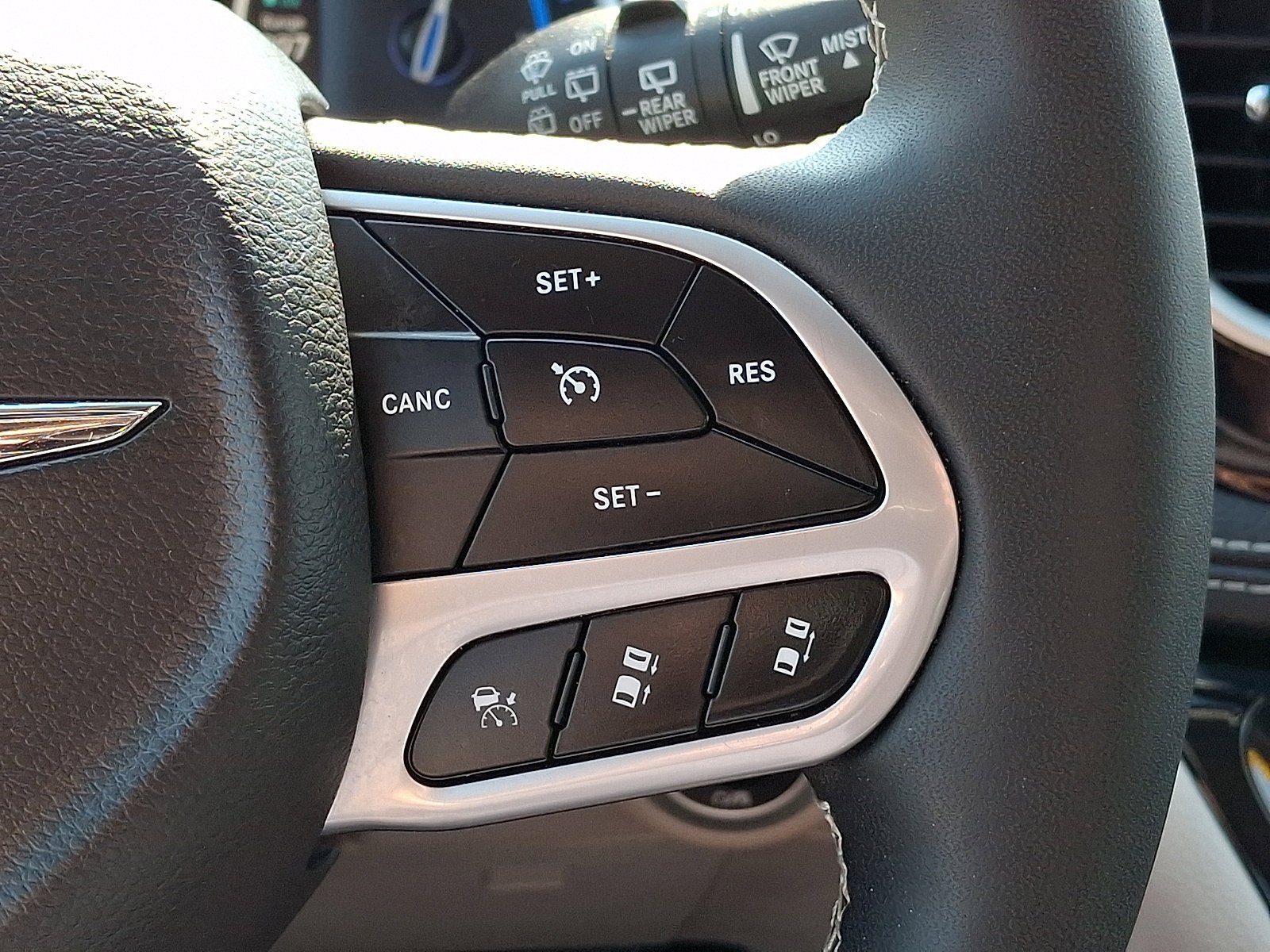 Used 2024 Silver Mist Clearcoat Chrysler Hybrid Select image 22